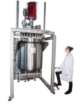Large-scale pressure reactors